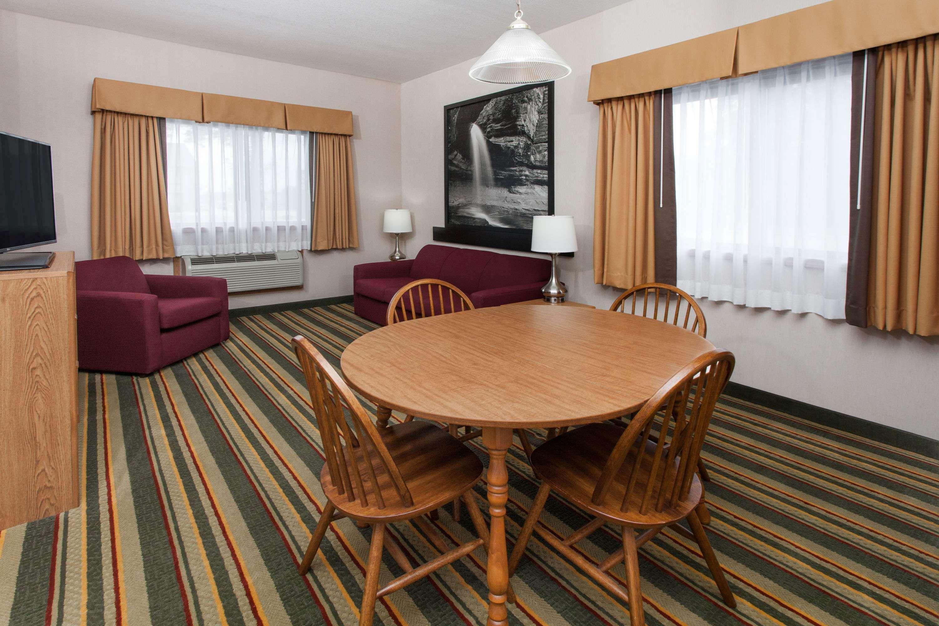 Отель Super 8 By Wyndham Ottawa Starved Rock Экстерьер фото